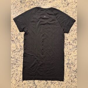 Lululemon swiftly tech Black Short Sleeve size 4